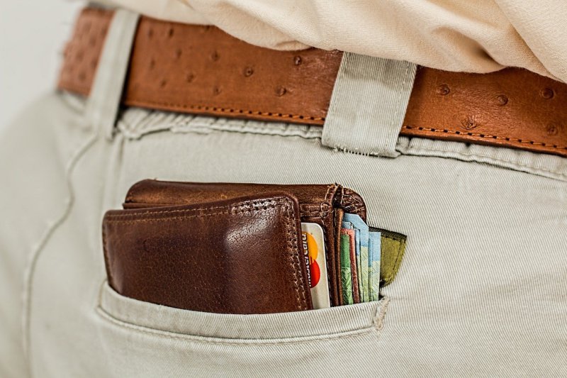 Portemonnaie mit Kreditkarten in der Hosentasche