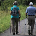 Zwei Senioren beim Spazieren mit Sicherheit durch mobilen Notruf